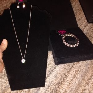 WHITE NECKLACE AND BRACELET